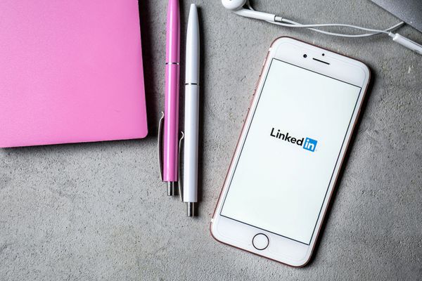 How to write a LinkedIn recommendation in 2025: Quick & Impressive Tips